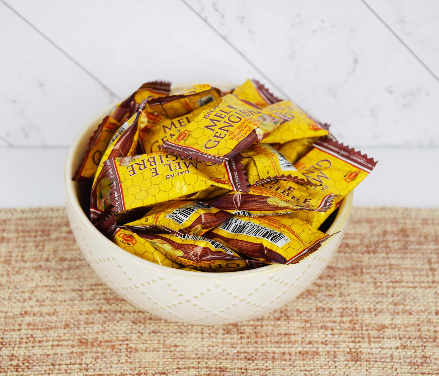 Mel E Gengibre Candy in Decorative Ceramic Bowl