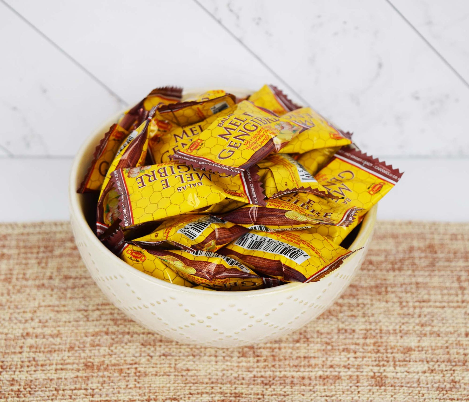 Mel E Gengibre Candy in Decorative Ceramic Bowl